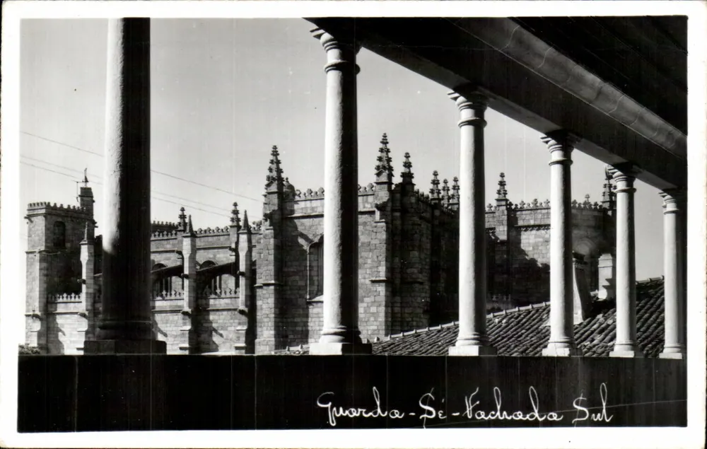Guarida - Sé - Fachada Sul — vista desde um portal - Frente