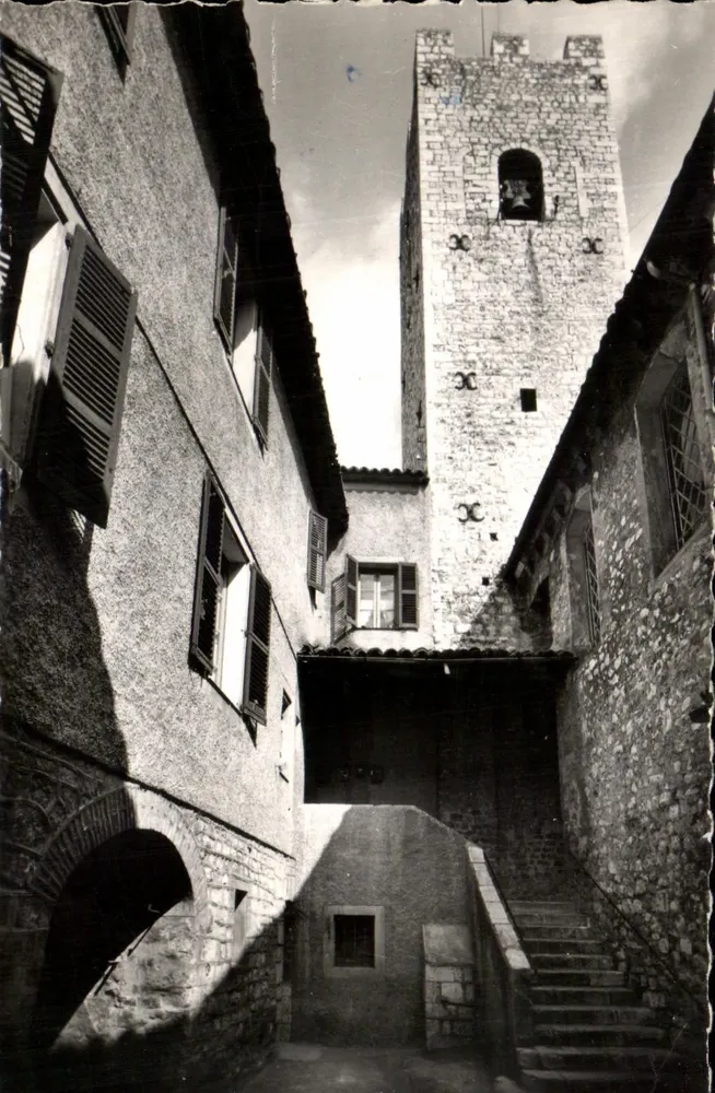 Vence — Eine enge alte Hof und der Turm der alten Kathedrale — Éditions S.E.P.T. - Garbello - Vorderseite