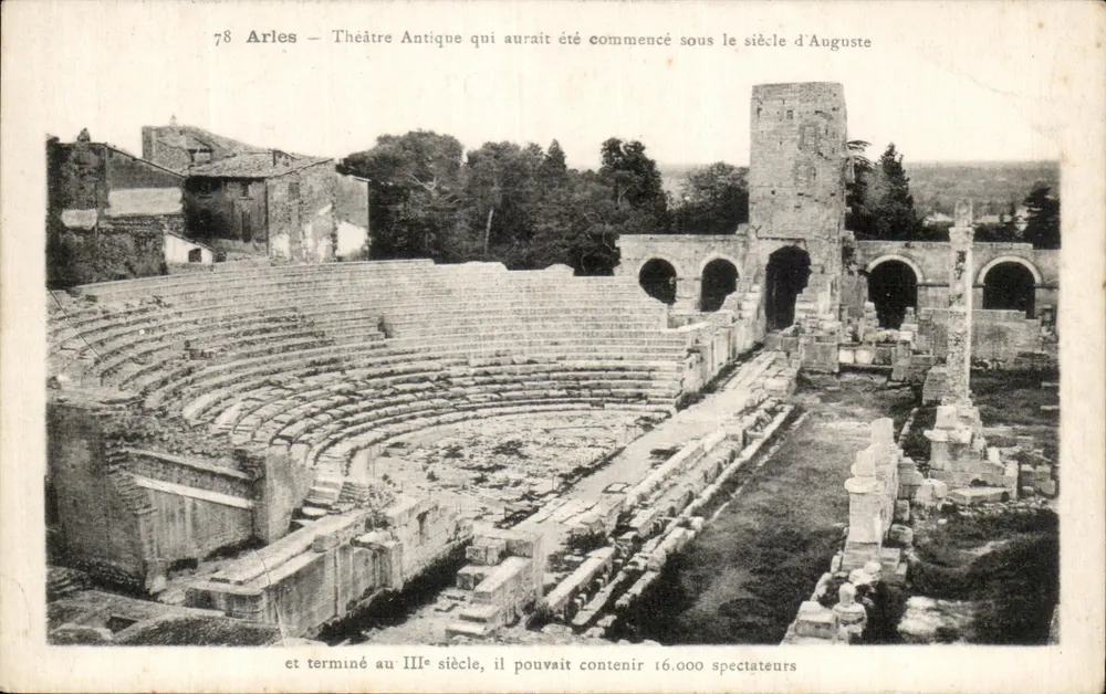 Arles — Teatro Antigo que teria começado no século de Augusto e terminado no século III, podia conter 16.000 espectadores - Frente