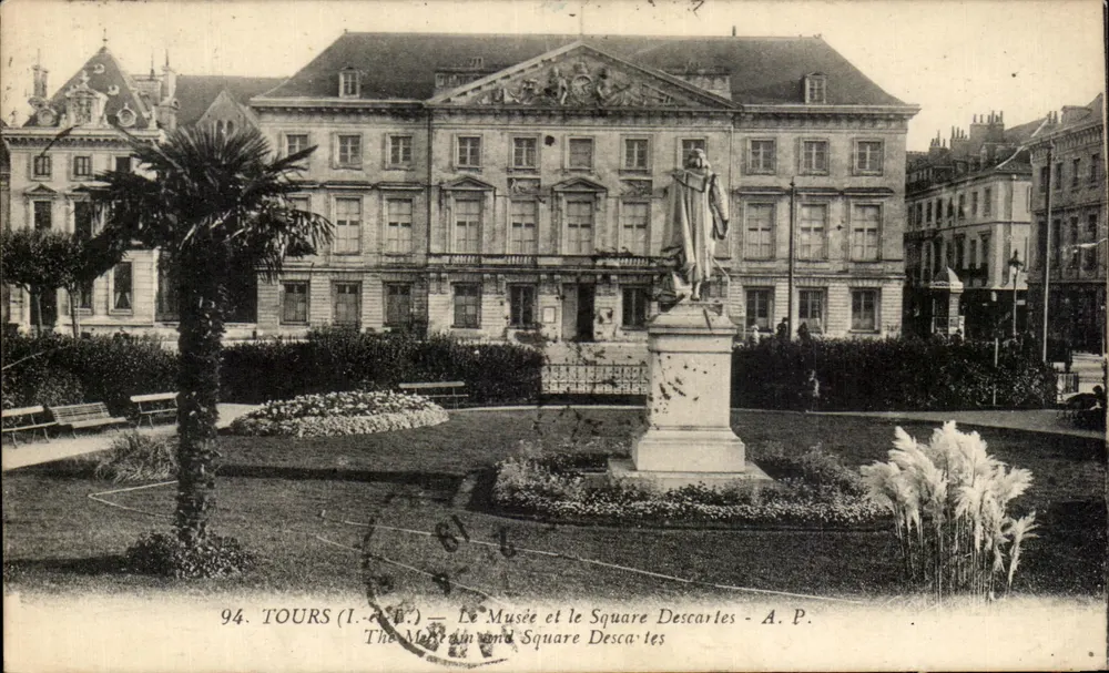 Tours (Indre-et-Loire) — O Museu e o Square Descartes — A.P. - Frente
