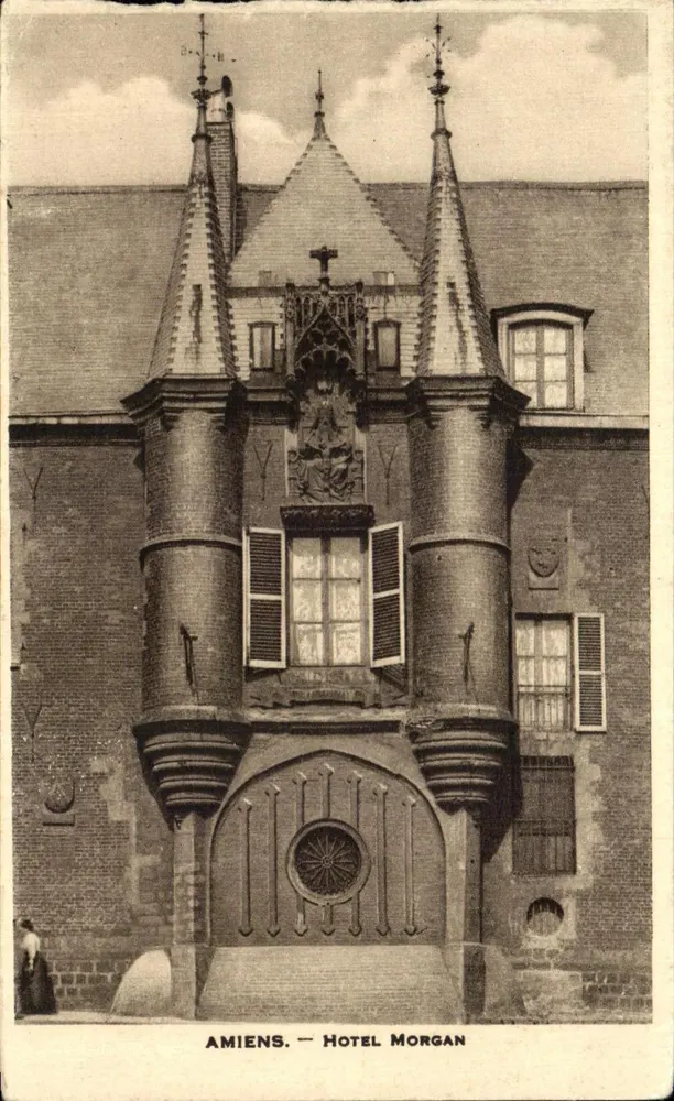 Amiens — Hôtel Morgan — façade gothique avec tourelles et rosace - Frente