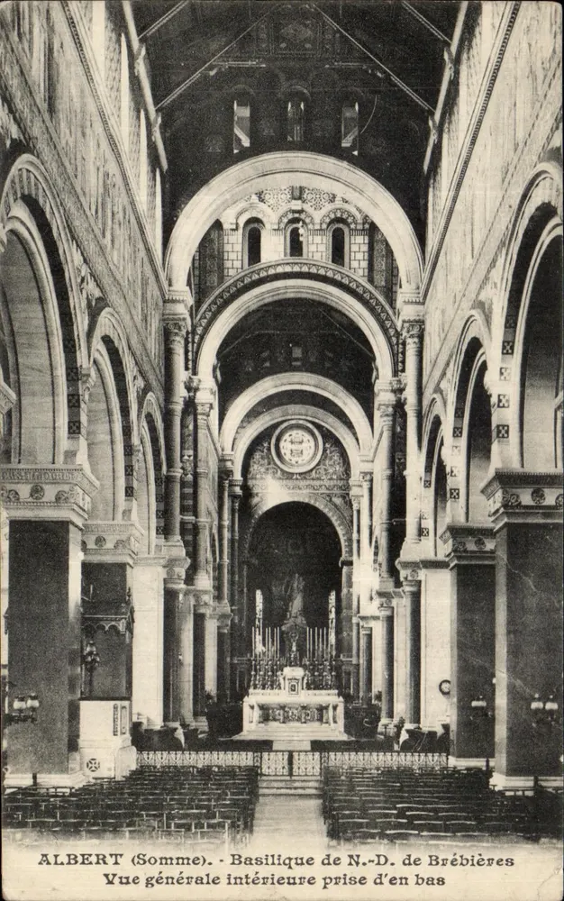 Basílica N.-D. de Brébières — Vista geral interna tirada de baixo — Albert (Somme) - Frente