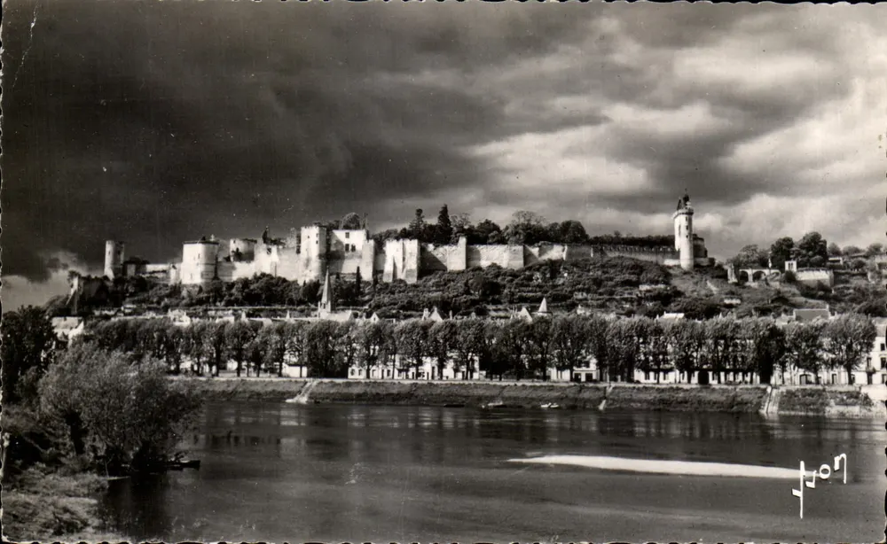 Chinon (Indre-et-Loire) — Allgemeiner Blick auf den Schloss über die Vienne — Verlag Jaton - Vorderseite