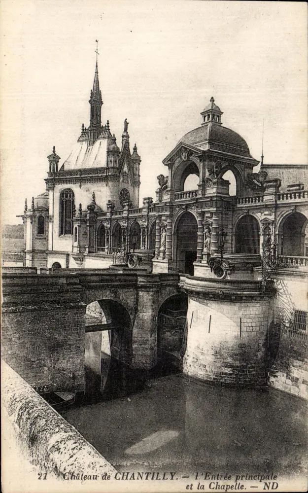 Schloss CHANTILLY — Der Haupteingang und die Kapelle — ND - Vorderseite