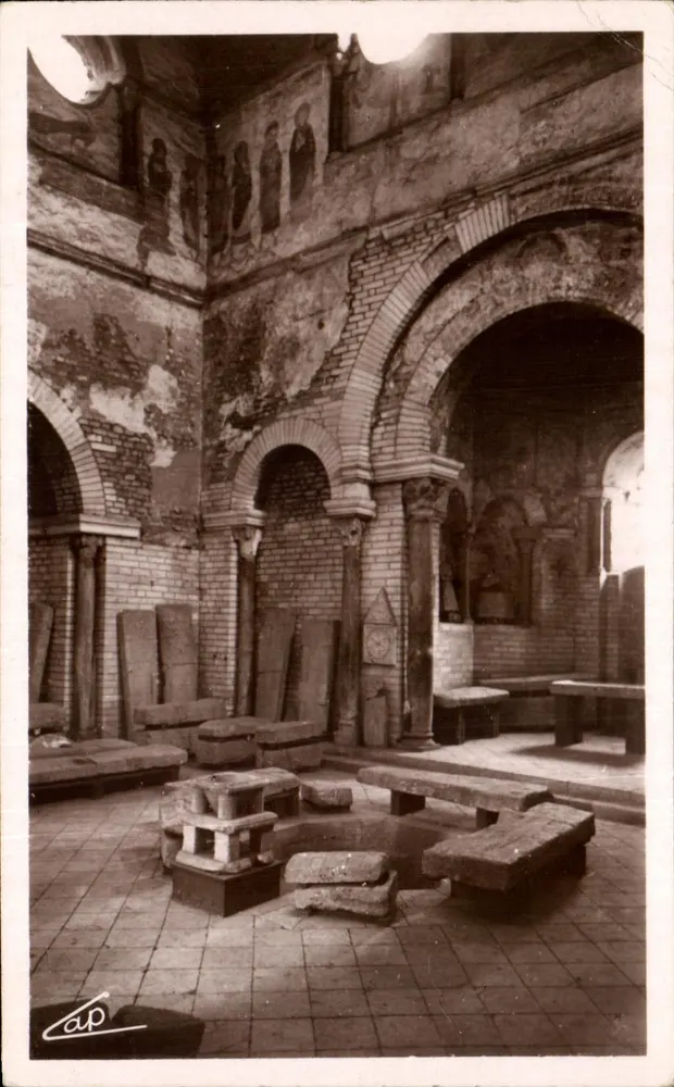 Interior do baptistério São João — Poitiers — editor Cap - Frente