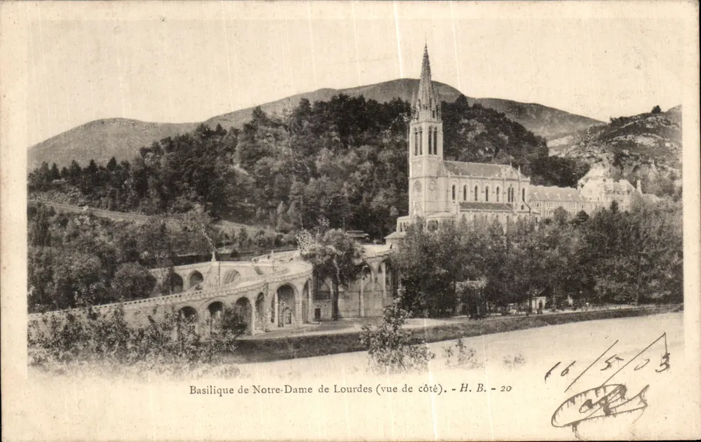 Basílica de Nossa Senhora de Lourdes (vista lateral) — H. B. - 20 - Frente