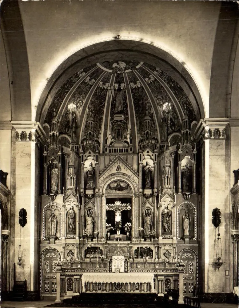 Interieur van de kerk — Altar en gewelf met versieringen — Uitgever onbekend, serie-nummer niet zichtbaar - Voorkant