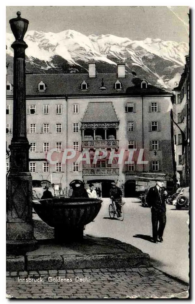 Innsbruck. O Dach de Ouro! — vista da praça com fonte e montanhas nevadas — editor não visível - Frente