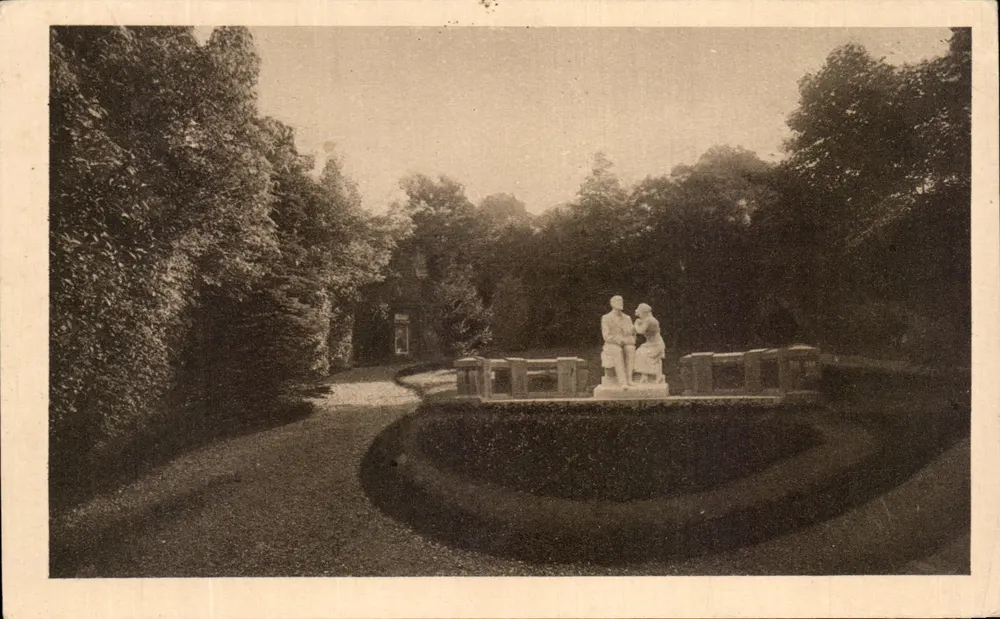 Jardim dos Buissonnets — Monumento de Santa Tereza da Criança Jesus — Editor não visível - Frente