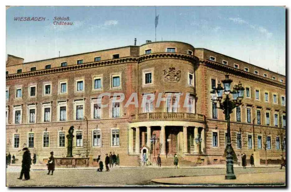Wiesbaden - Schloß Château — vue du bâtiment principal avec inscription en trois langues et statue devant l'entrée - Frente