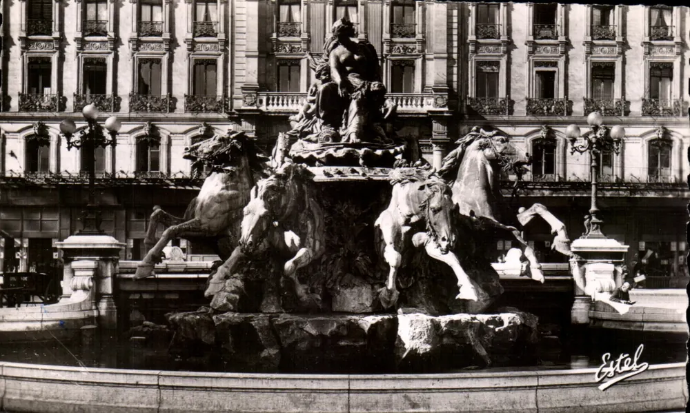 Place des Terreaux — Fontäne Bartholdi — Estel - Vorderseite