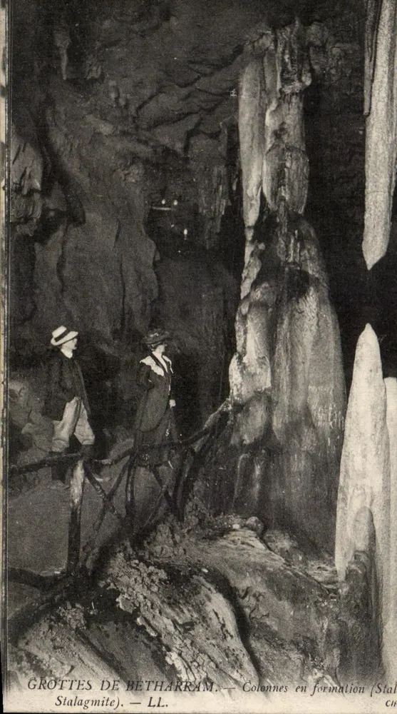 Höhlen von Bétharram — Bildende Säulen (Stalagmit) — LL. - Vorderseite