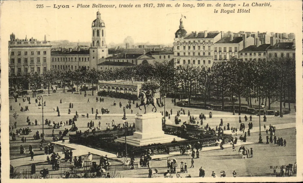 Lyon - Place Bellecour, traçada em 1617, 310 m. de comprimento, 200 m. de largura - La Charité, o Royal Hôtel - Frente
