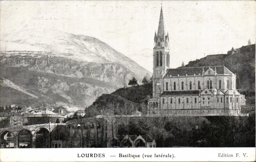 LOURDES — Basílica (vista lateral) — Edição F. V. - Frente