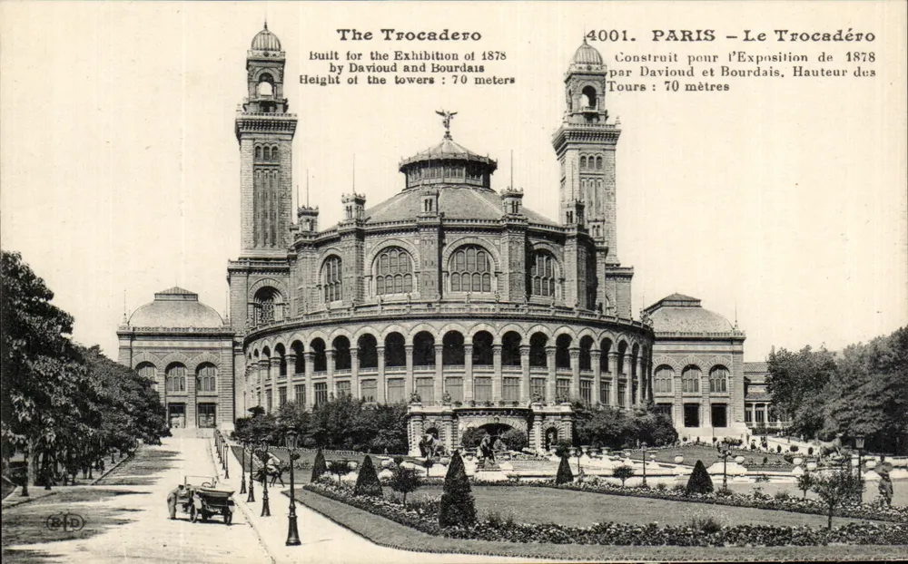 Paris - O Trocadéro — Construído para a Exposição de 1878 por Davioud e Bourdais, Altura das Torres: 70 metros — série 4001 - Frente