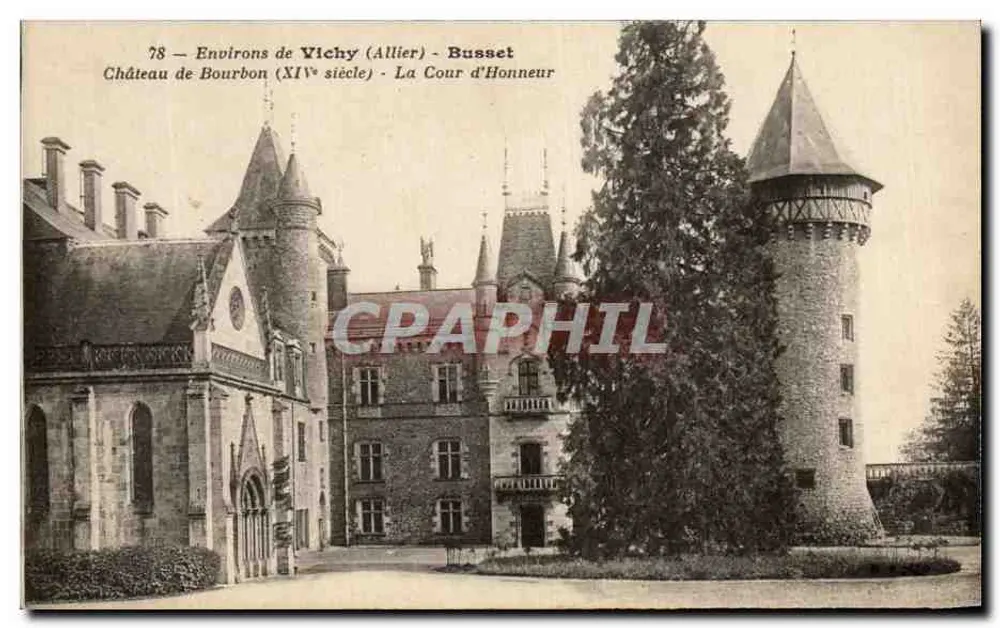 Schloss Bourbon (14. Jahrhundert) - Der Ehrenhof — Umgebung von Vichy (Allier) - Busset - Vorderseite