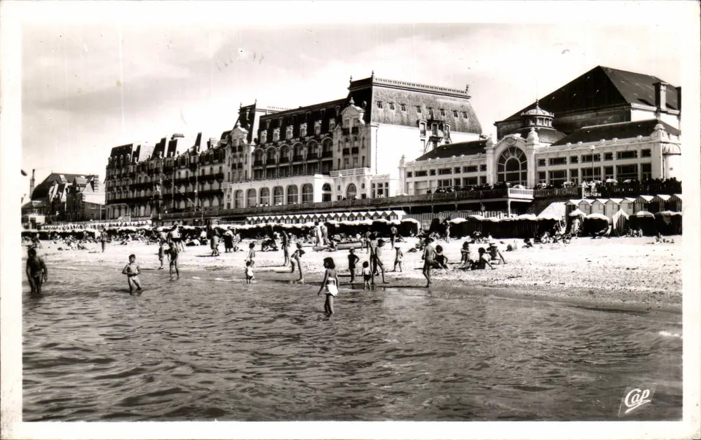 CABOURG - A Praia — editor G.A.P. n°216 - Frente
