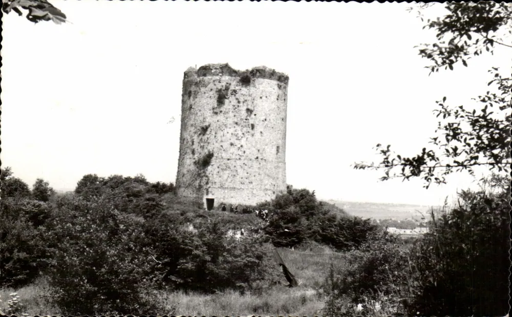 Kasteel van Guise — Kasteeltoren van de 11e en 16e eeuw — Foto Oude Herenhuishouden - Voorkant
