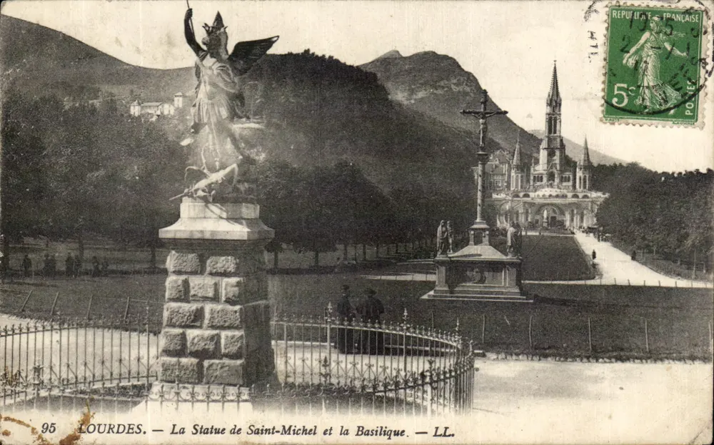 Lourdes — Die Statue des Michaels und die Basilika — LL. - Vorderseite