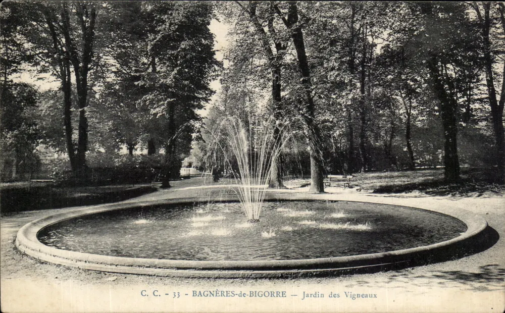 Bagnères-de-Bigorre — Garten der Vigneaux — Fontäne - Vorderseite