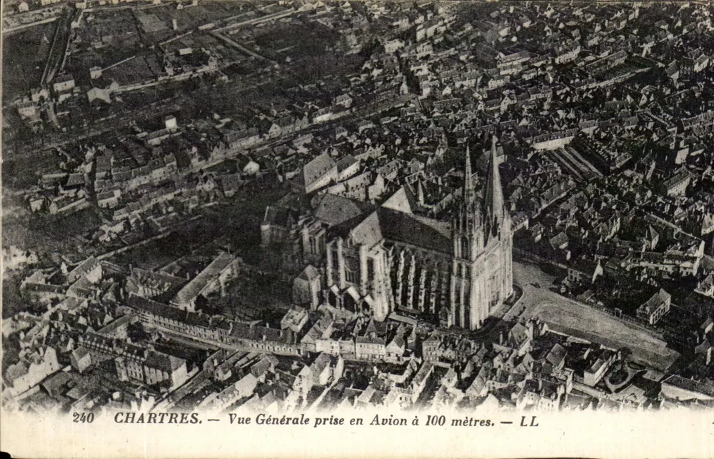Chartres — Allgemeiner Blick aus einem Flugzeug auf 100 Metern — LL - Vorderseite