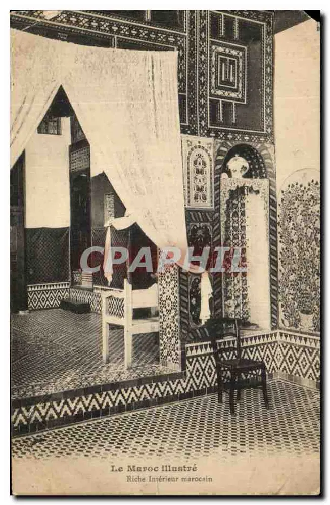 Intérieur marocain — pièce richement décorée avec motifs géométriques et tapisserie — éditeur Le Maroc Illustré - Frente