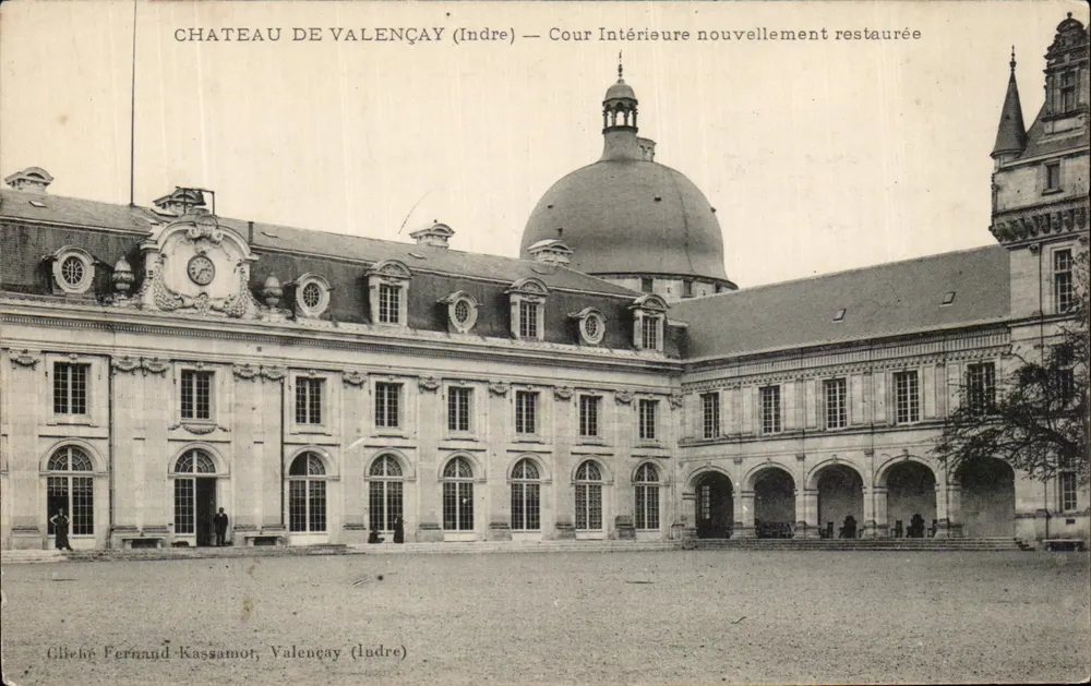 Castelo de Valençay (Indre) — Cour Interna Recém Restaurada — Gliche Fernand-Kassamot, Valençay (Indre) - Frente