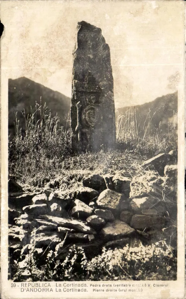 La Cortinada — Gerade Seite (echter Monolith) — V. Claverol - Vorderseite