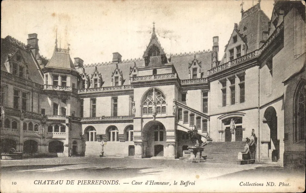 Castelo de Pierrefonds — Pátio de Honra, o Sino — Coleções ND. Fot. - Frente