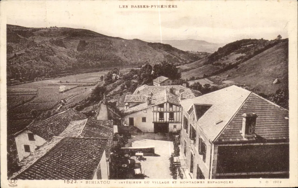 Biriatou — Innenansicht des Dorfes und spanische Berge — Labouche Toulouse n°1522 - Vorderseite