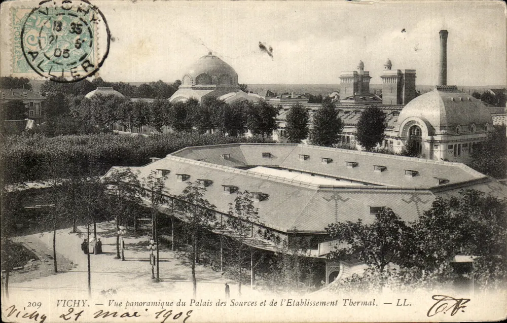 Vichy — Panoramablick auf das Palais des Sources und die Thermalanlage — LL. - Vorderseite
