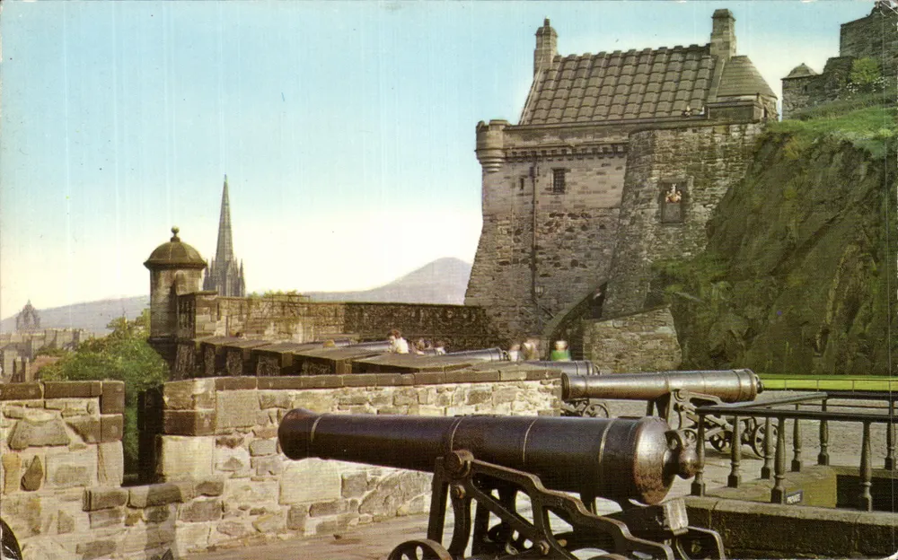 Os muros de Edimburgo — castelo e canhões — PT35903 - Frente