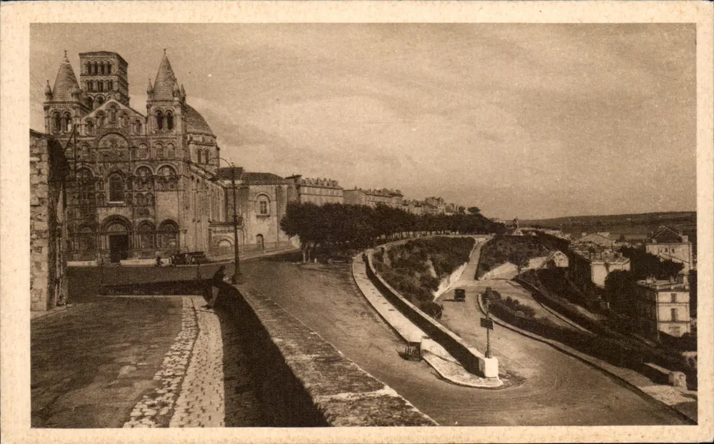 Angoulême — Kathedrale Saint-Pierre und Mauern - Vorderseite
