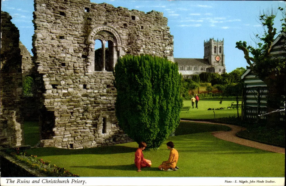 Les Ruines et Christchurch Priory — vue des ruines en pierre avec église en arrière-plan — Photo : E. Nägele, John Hinde Studios. - Vorderseite