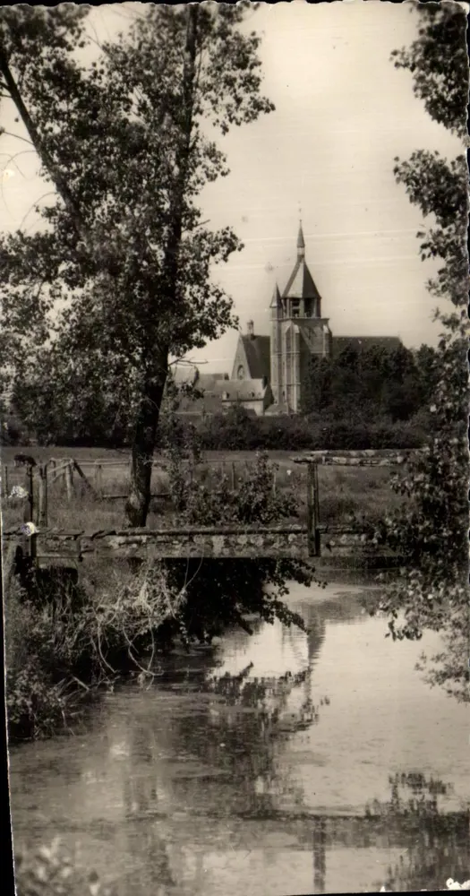 Église de Saint-Flour — vue depuis un pont sur un cours d'eau — éditeur VÉNÉTABLE - Voorkant