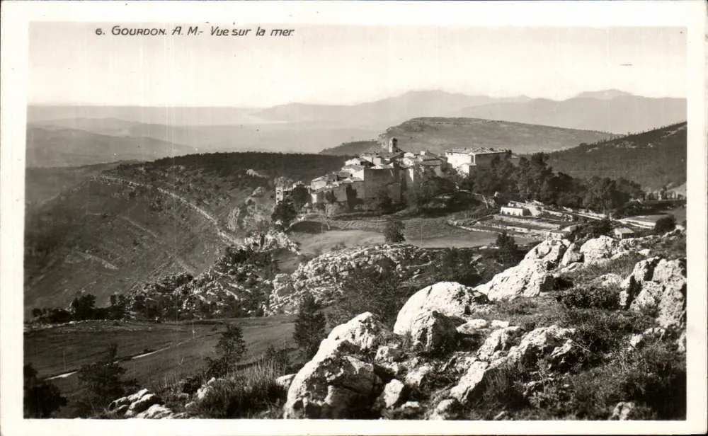 Gourdon — Vista sobre o mar — A.M. (editor) - Frente