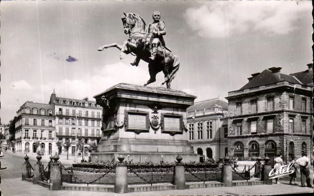 Rouen — Place du Général de Gaulle — Statue des Napoleon I — Verlag Estel, Nr. 1039 - Vorderseite