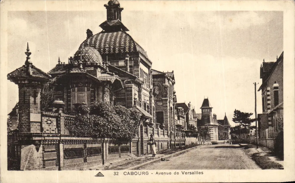 Cabourg - Avenida de Versalhes — casa com telhado de ardósia e jardim — editor Cie des Arts Historiques de Cabourg, n°32 - Frente