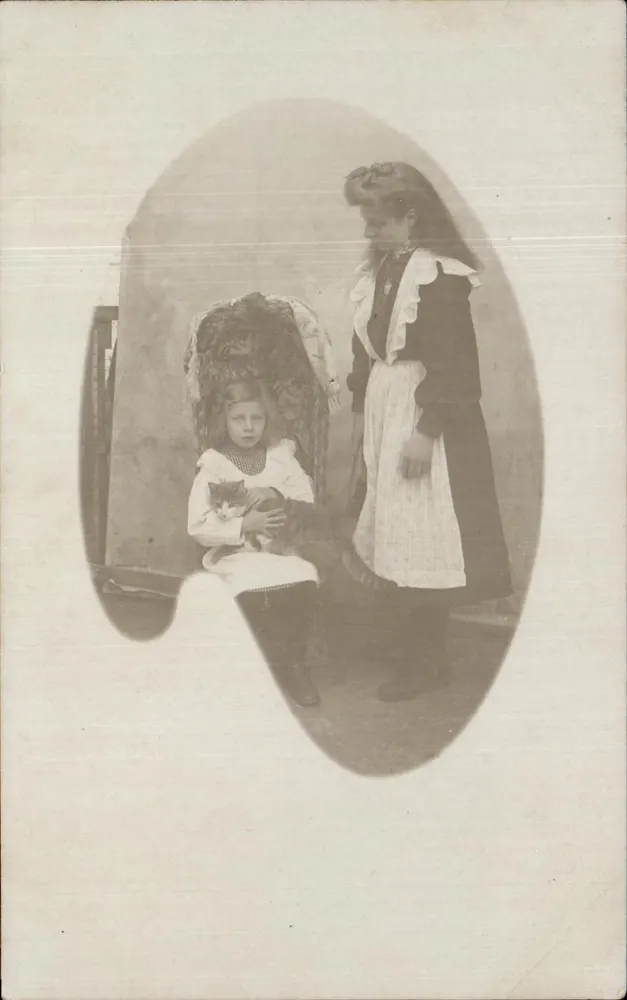 Zwei junge Mädchen mit einer Katze — Studio photographique — Knobbe & Aucela, Paris - Vorderseite