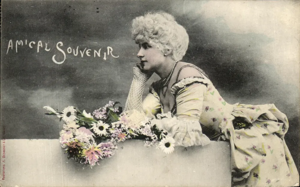 Junge Frau in Blumengewand — mit Blumenstrauß — Phototypie A. Brabaret in Château-Gaillard - Vorderseite