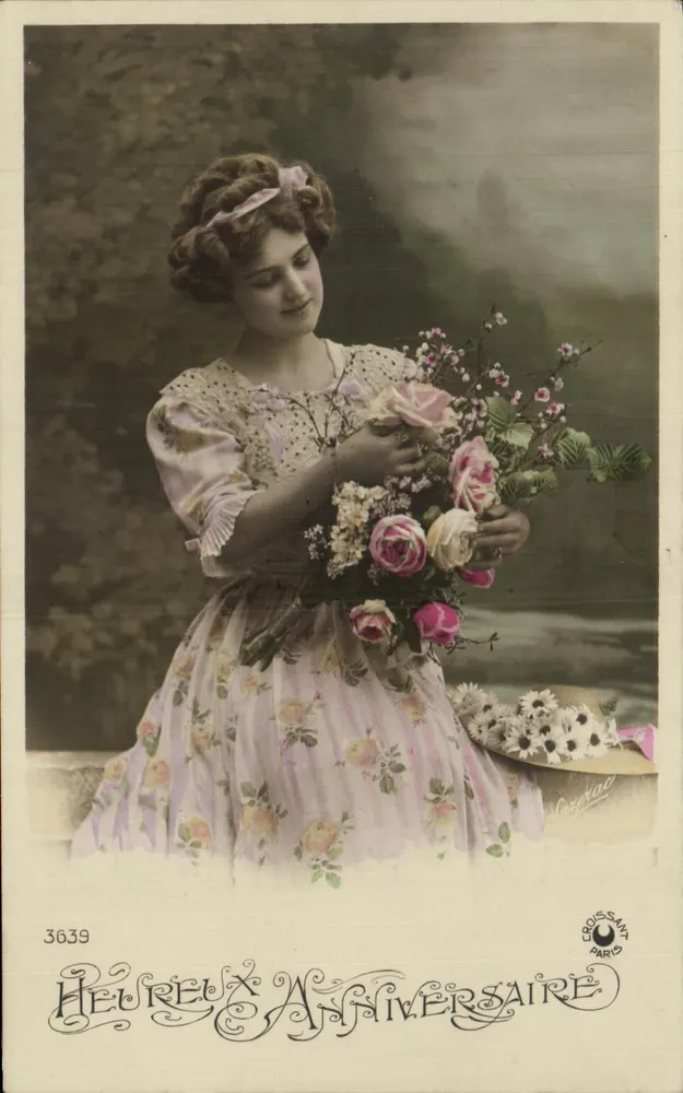 Junge Frau in blumigem Kleid mit Blumenstrauß — Frohe Geburtstagskarte — Croissant Paris Nr. 3639 - Vorderseite
