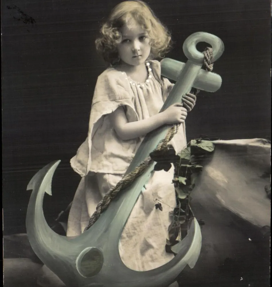 Mädchen mit einem alten — fotografisches Studio — unbekannter Verleger - Vorderseite
