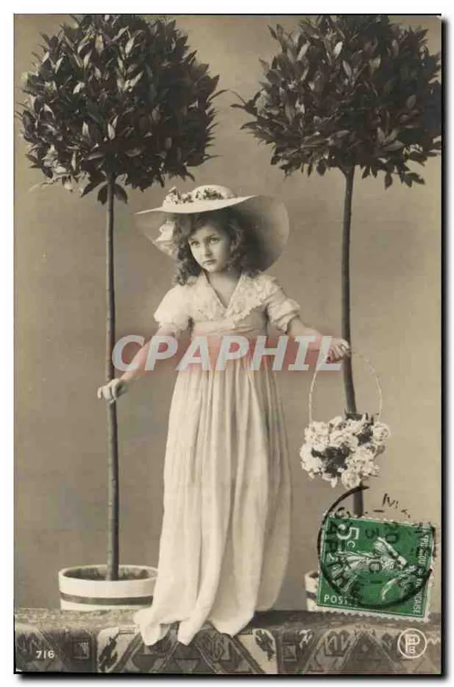 Mädchen in weißem Kleid und Hut — zwischen zwei gestutzten Bäumen — Nr. 716 - Vorderseite
