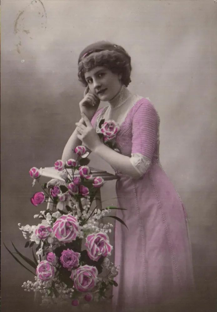 Junge Frau in einem rosa Kleid — mit einem Rosenstrauß — Ansichtskarte - Vorderseite