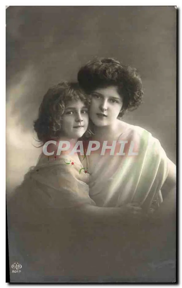 Zwei junge Frauen — Portraitstudio — Verleger E. Lévy, Nr. 8017 - Vorderseite