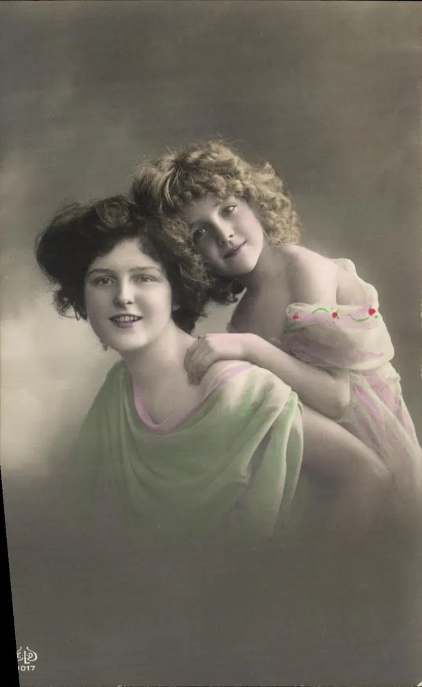 Zwei junge Frauen — Fotostudio — Seriennummer nicht sichtbar - Vorderseite