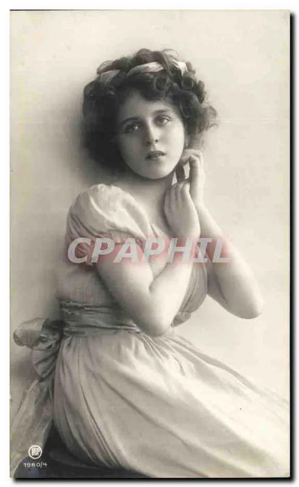Junge Frau in eleganter Kleidung — Portrait — Verlag unbekannt, Seriennummer 1988 Q/4 - Vorderseite