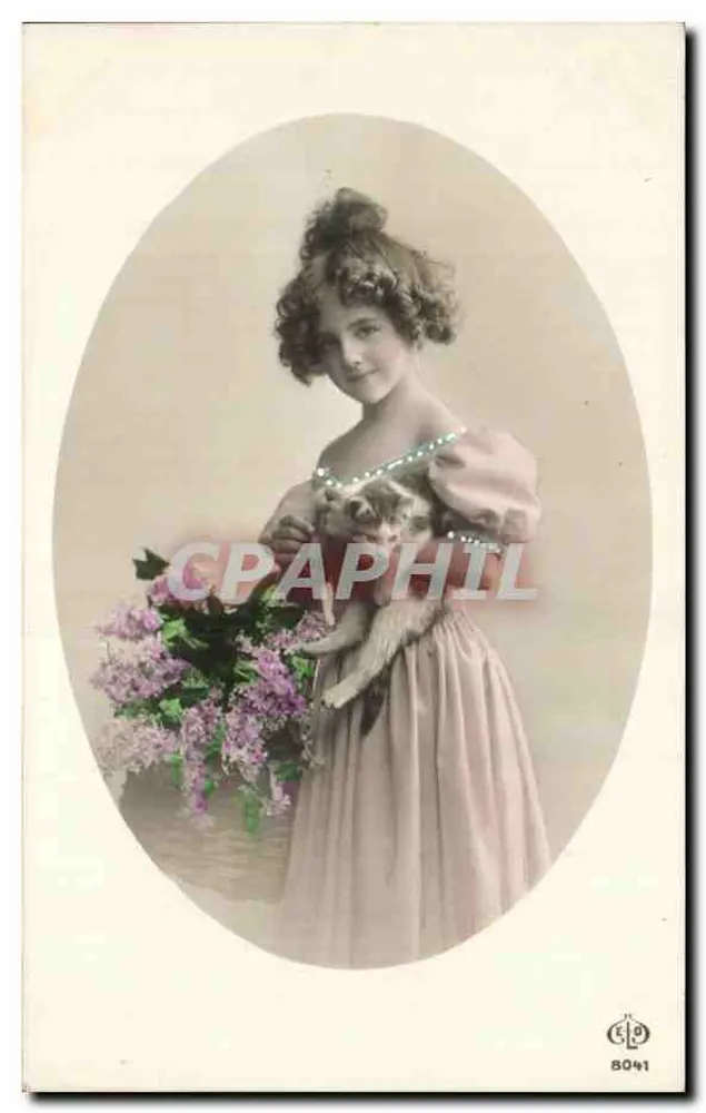Junge Mädchen in einem rosa Kleid, das eine Katze und einen Strauß Lilien hält — Verlag E.P. n° 8041 - Vorderseite