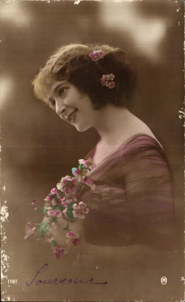Jeune femme souriante — portrait en buste tenant un bouquet de fleurs — éditeur M. (numéro 1161) - Vorderseite