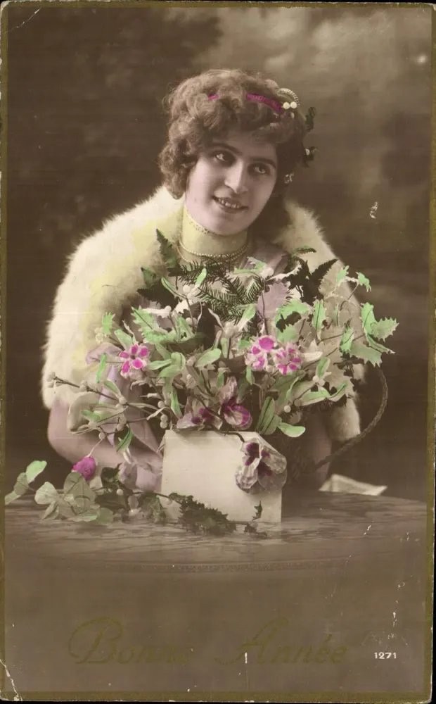 Frau in Pelz mit Blumenstrauß — Frohes Neues Jahr 1271 — unbekannter Verleger - Vorderseite